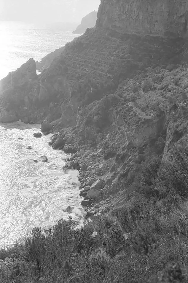 Imagen: Zona rocosa junto a la Cova dels Arcs de Benitatxell en los setenta - Pedro L. Cascales