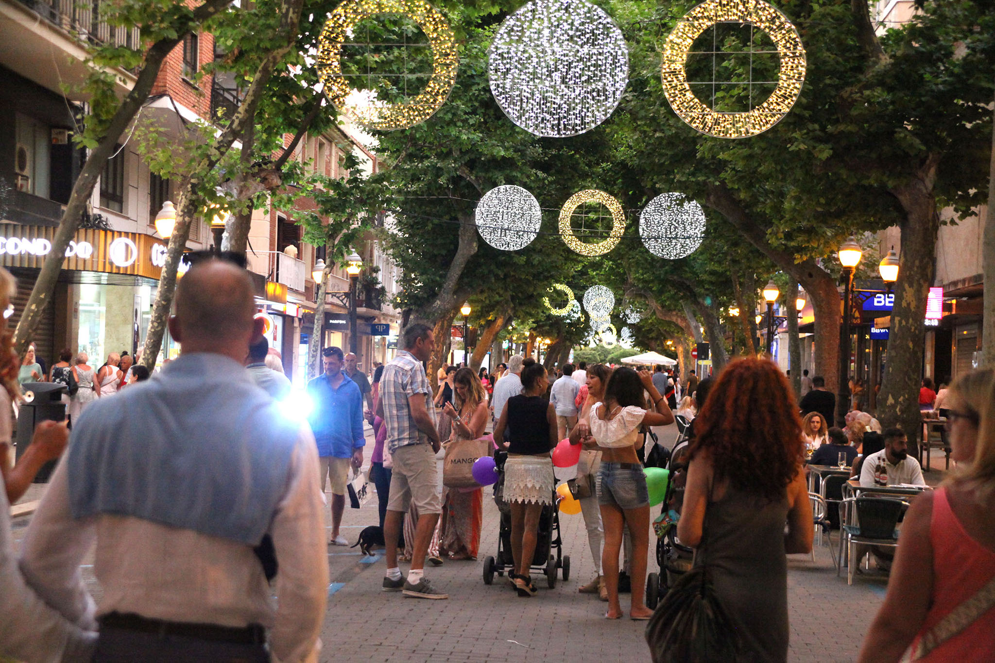 ambiente durante una noche de verano en denia archivo
