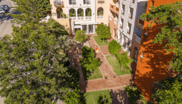 Amplios patios exteriores rodeados de naturaleza en Resort Costa Blanca