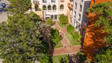 Amplios patios exteriores rodeados de naturaleza en Resort Costa Blanca