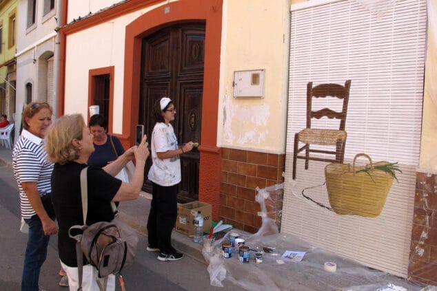 Imagen: Artista y visitantes de Persianes amb Art en Els Poblets en 2024