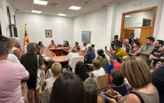 Multitudinario respaldo al gobierno local de Els Poblets: vecinos y ejecutivas de Compromís y PSPV de la Marina Alta acuden al pleno 2 asistentes al pleno ordinario de septiembre en els poblets