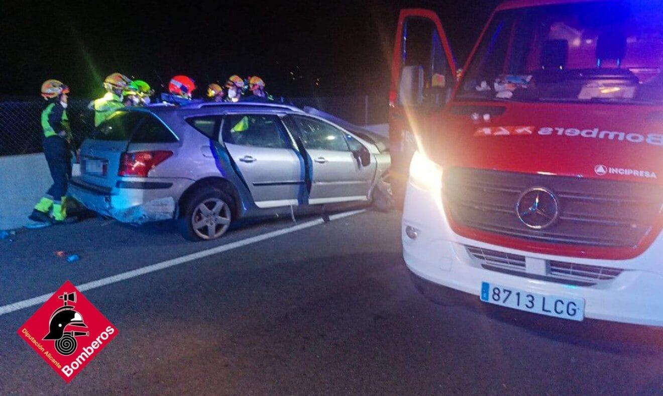 Bomberos en el accidente en la N-332 en Benissa