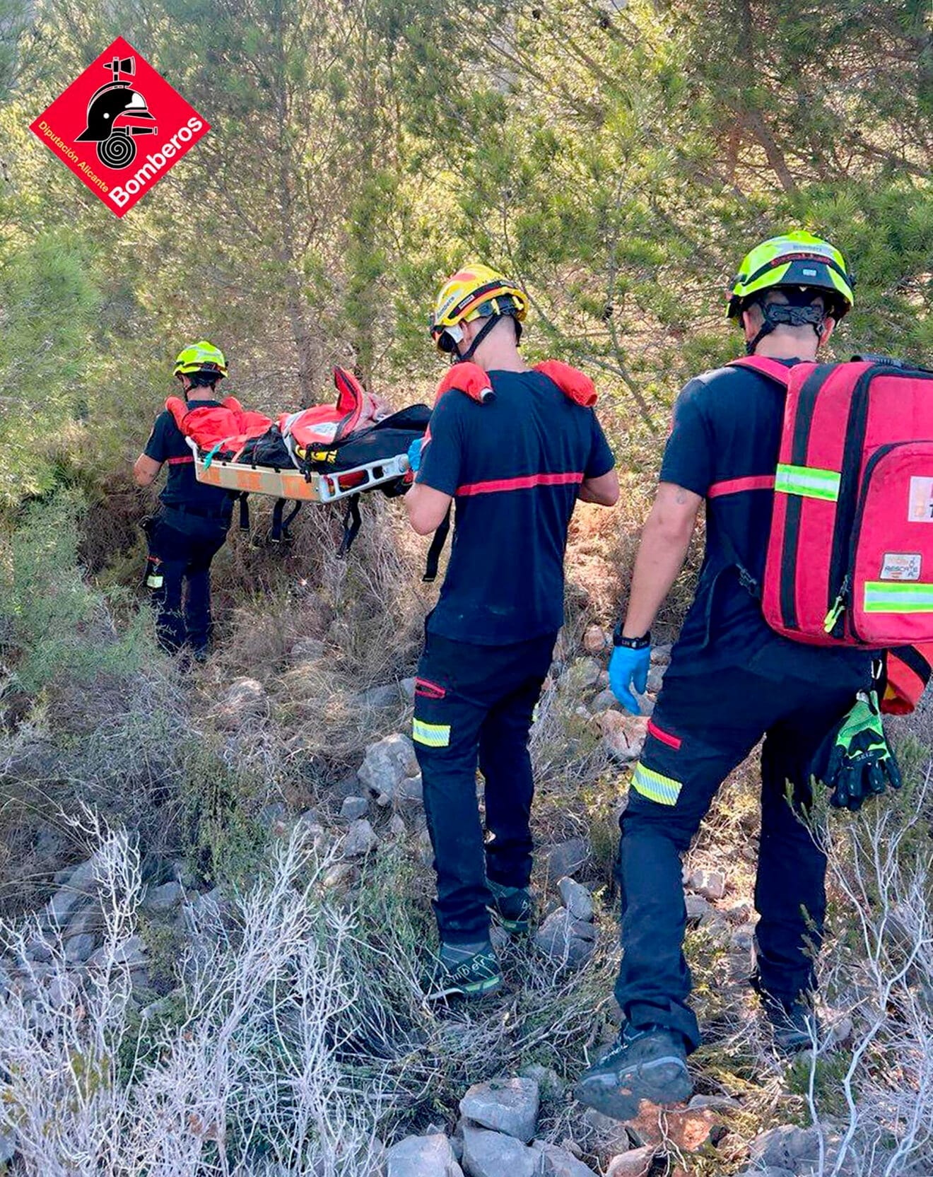 Bomberos trasladan a la mujer desaparecida en Benissa