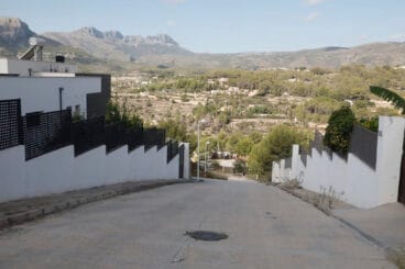 calle de la urbanizacion de calp donde un coche arrollo a una mujer y a su bebe