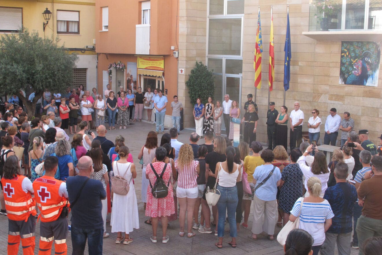 Calp se une en silencio para homenajear y mostrar sus condolencias por el fallecimiento de dos niñas en la localidad