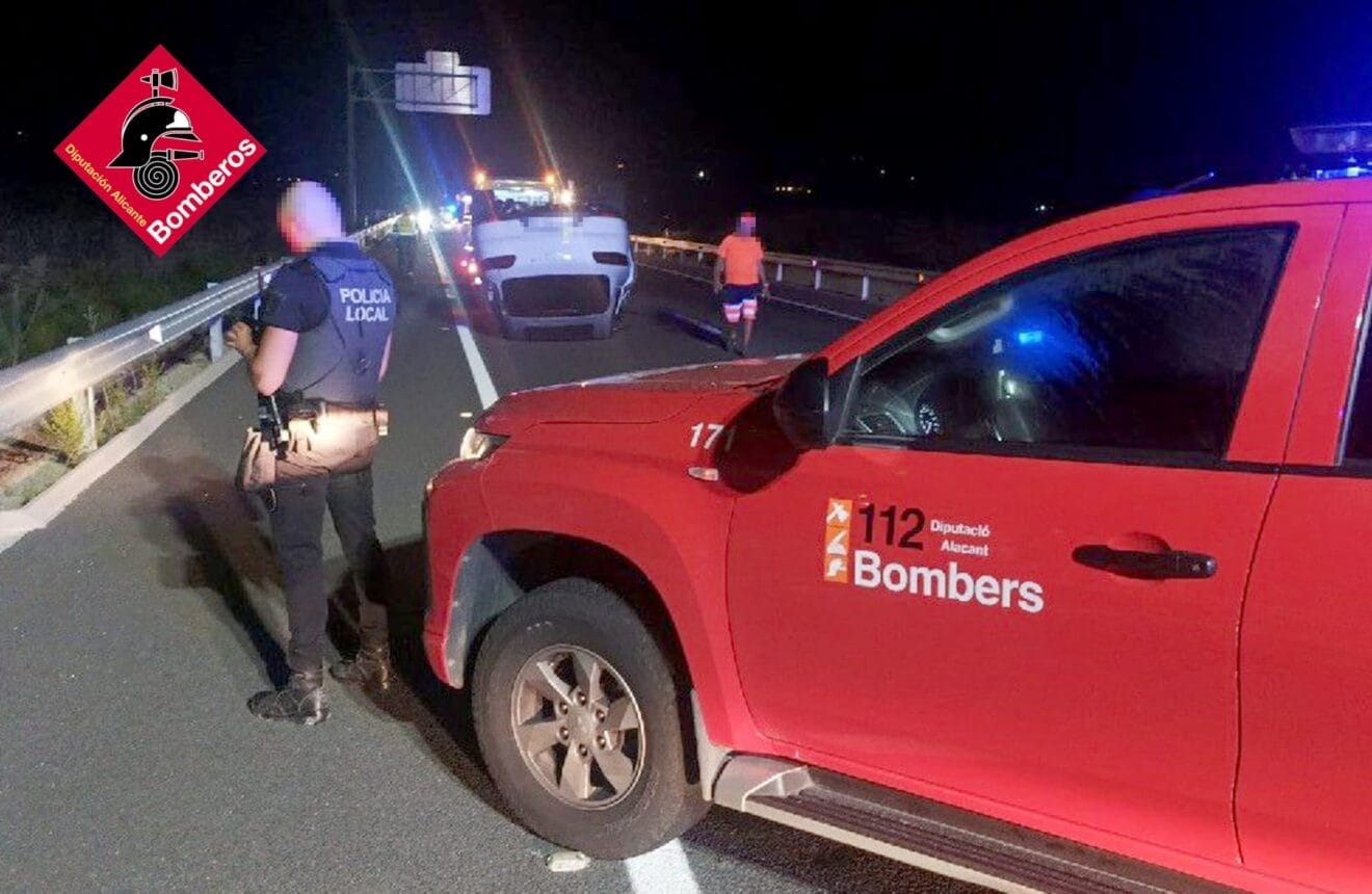 Coche volcado en el accidente en la N-332 en Benissa