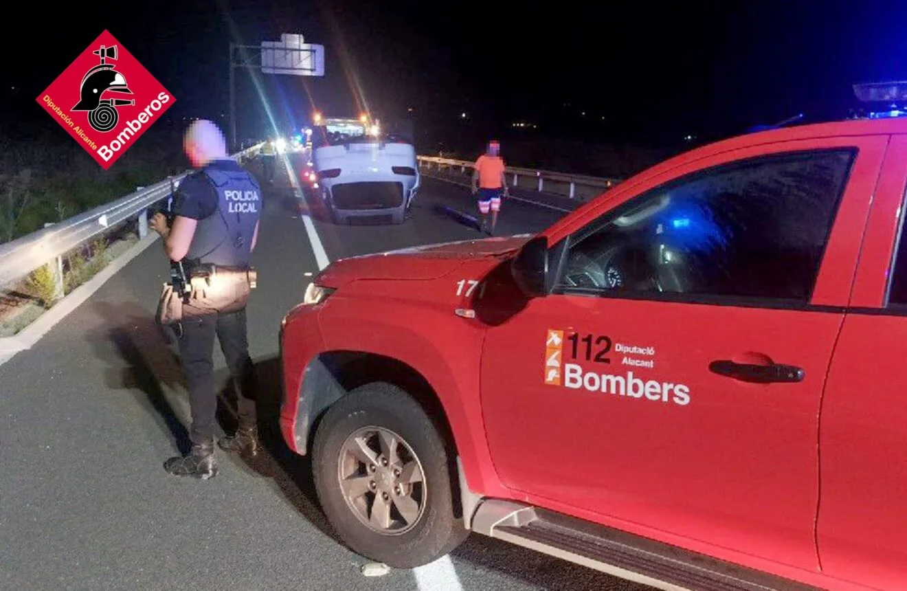 Coche volcado en el accidente en la N-332 en Benissa