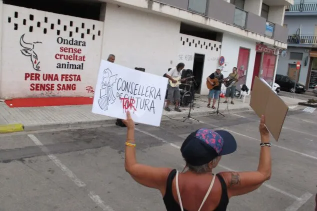 Manifestación con cultura alternativa contra la tauromaquia en Ondara 2 Imagen: Concierto de Botamarges en la manifestación