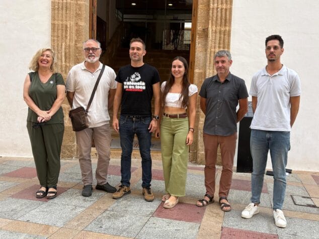 Compromís denuncia una reducción del 61% en el profesorado de refuerzo en la Marina Alta y un estancamiento en la inversión pública 1 Imagen: Dirigentes de Compromis en la Marina Alta