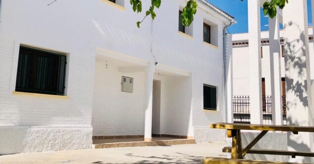 edificio de viviendas de la vall de gallinera situado en alpatro