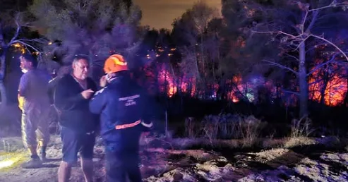 Imagen: Efectivos trabajando en el incendio de Calp