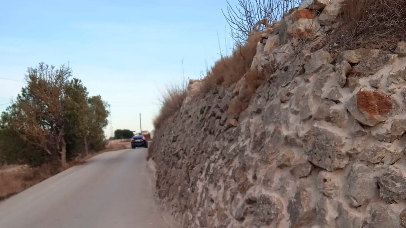 El camino Abiar Alta de Teulada y uno de sus muros