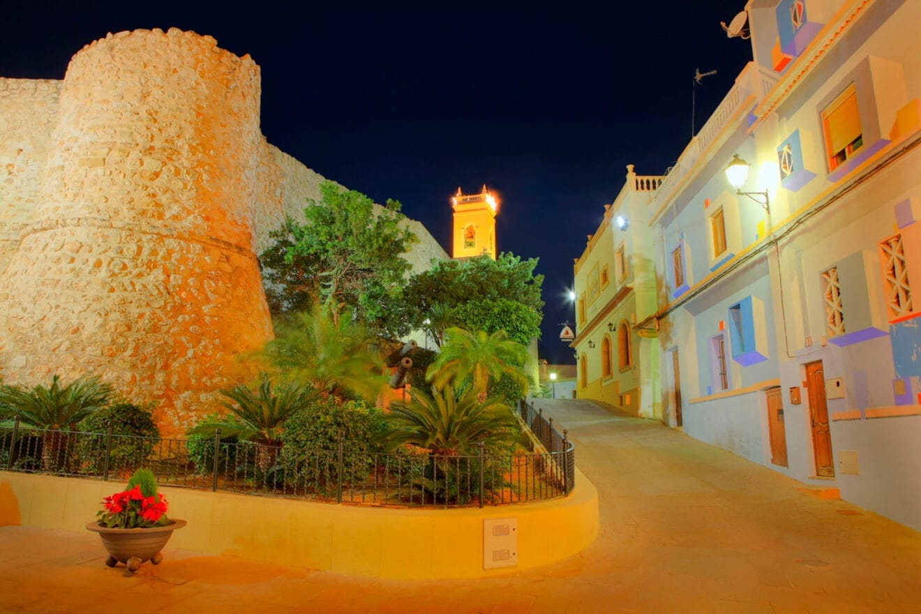 El Torreó de la Peça en el casco antiguo de Calp durante la noche