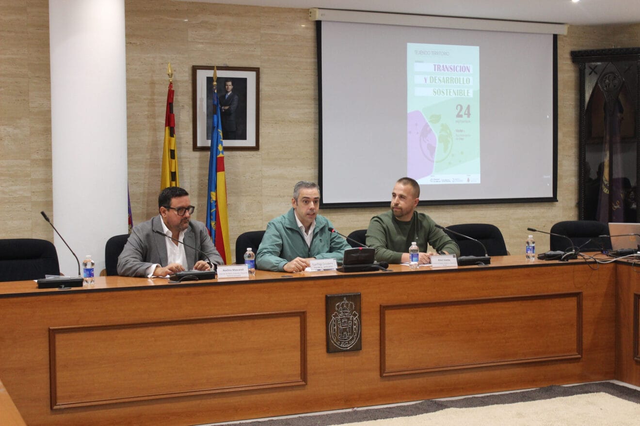 En el centro, el presidente de AMDComVal, Santiago Calaforra, en la Jornada sobre Transición y Desarrollo Sostenible en Utiel