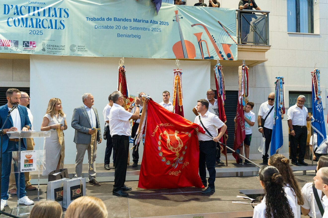 Entrega de los banderines en la Trobada de Bandes Marina Alta 2025 en Beniarbeig