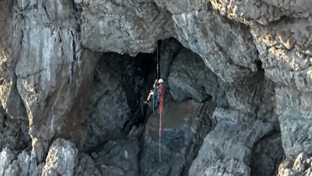 escalador en toix en calp atrapado en el aire