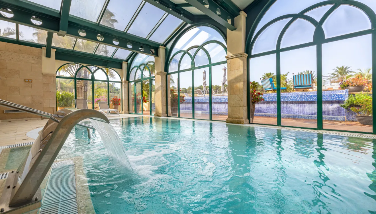 Exclusiva piscina y spa con servicios de lujo en Hotel Denia Marriott La Sella