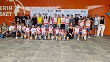 Familiares, deportistas y entrenadores en el Día de la Pilota en València
