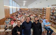 Pego arrasa con sus propuestas veraniegas: música en directo y rutas, los planes estrella 11 josep gomez alemany y vicent sendra vilanova en el concierto en la biblioteca carmen alemany bay de pego