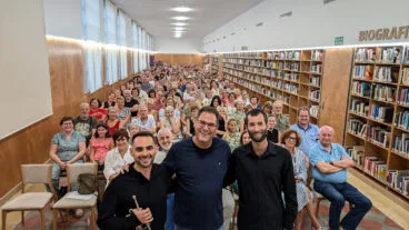 Pego arrasa con sus propuestas veraniegas: música en directo y rutas, los planes estrella 18 josep gomez alemany y vicent sendra vilanova en el concierto en la biblioteca carmen alemany bay de pego