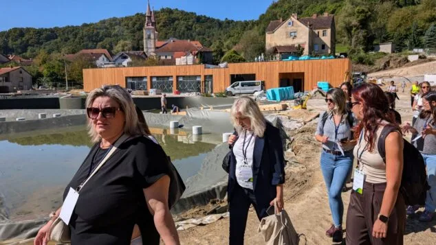 Imagen: La comitiva pegolina realizando visitas relacionadas con el medio ambiente, su cuidado y adecuación al entorno urbano