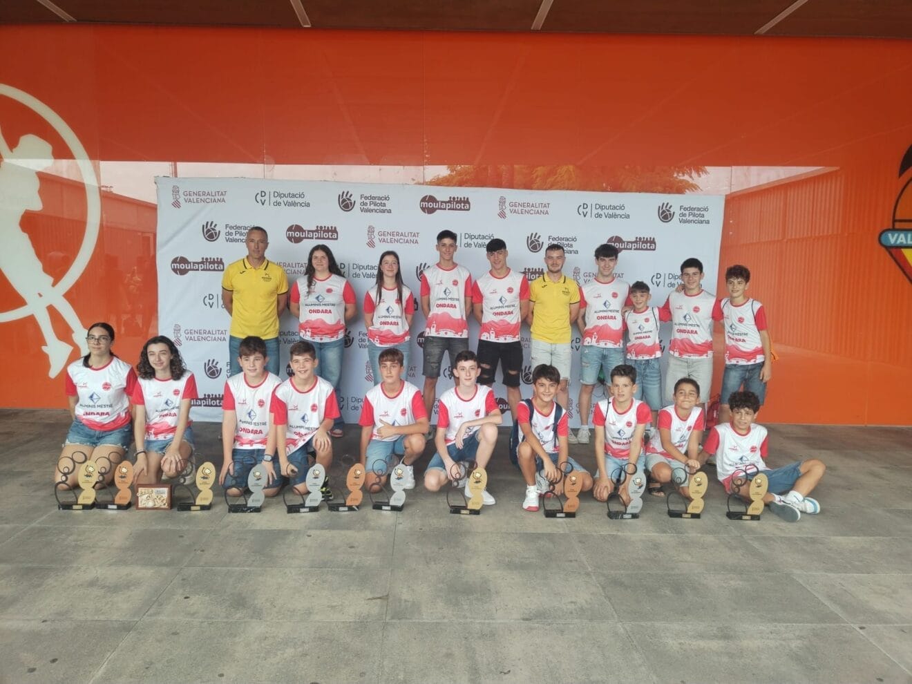 La Escola Municipal de Pilota de Ondara junto a sus trofeos