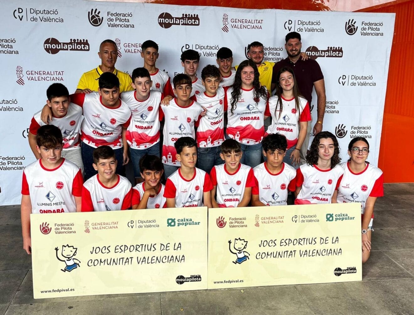 La Escola Municipal de Pilota de Ondara junto al concejal en el Día de la Pilota