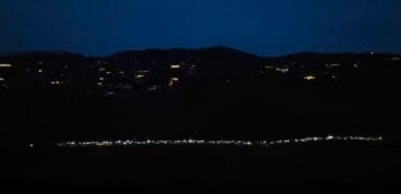 Manifestantes forman un hilo de luz en la oscuridad contra el PAI de Llíber – Salvem la Vall