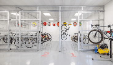 Mecánico especializado en el centro de bicis del Hotel Denia Marriott La Sella