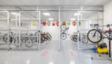 Mecánico especializado en el centro de bicis del Hotel Denia Marriott La Sella