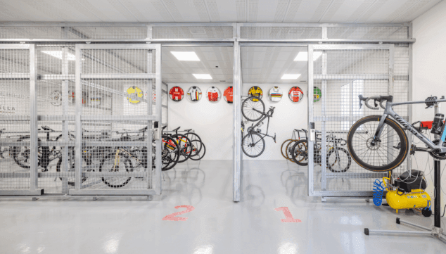 mecanico especializado en el centro de bicis del hotel la sella