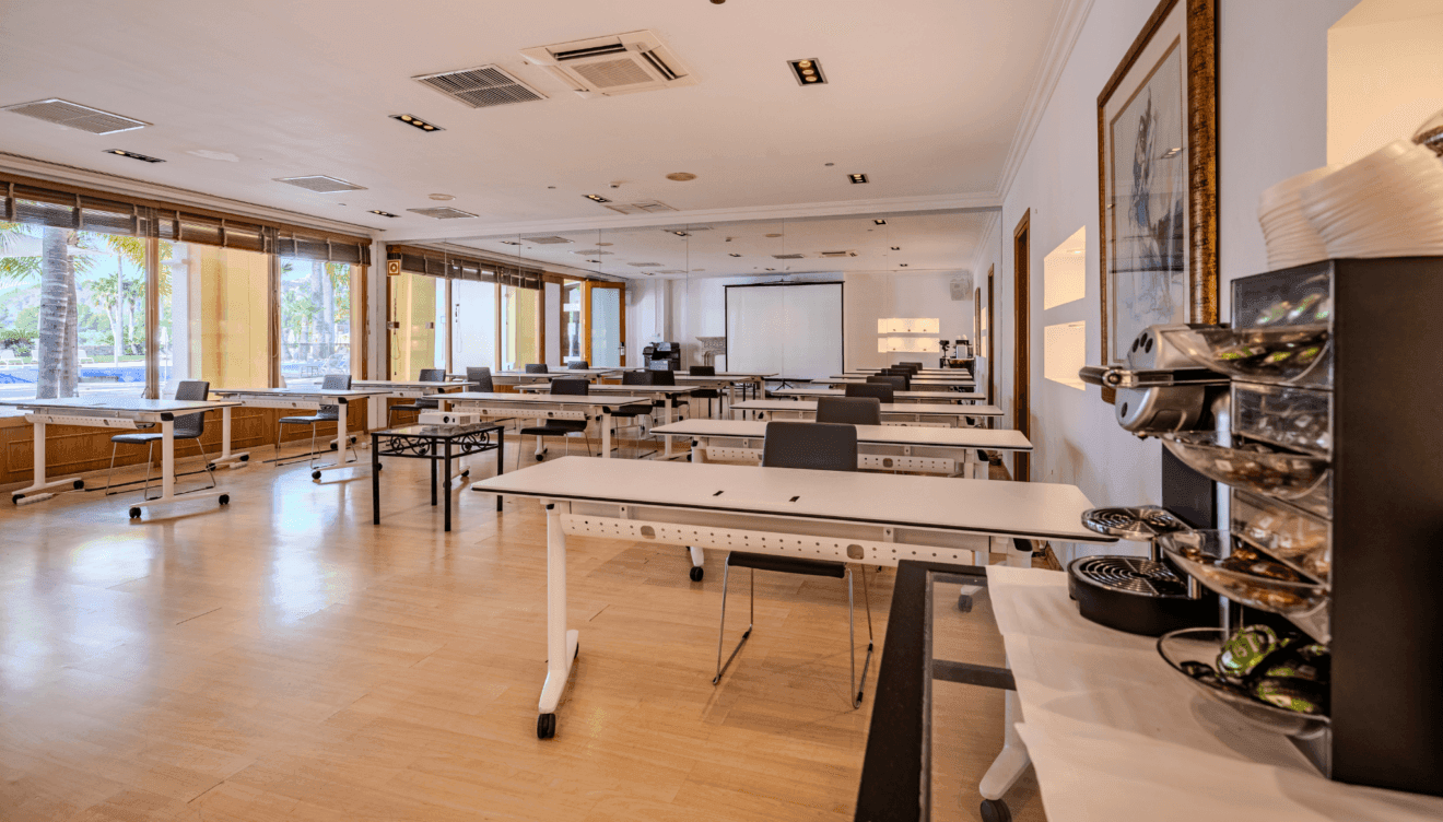 Moderna sala de oficina preparada para reuniones en Hotel Denia Marriott La Sella