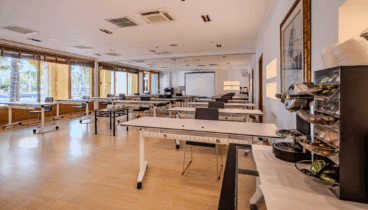 Moderna sala de oficina preparada para reuniones en Hotel Denia Marriott La Sella