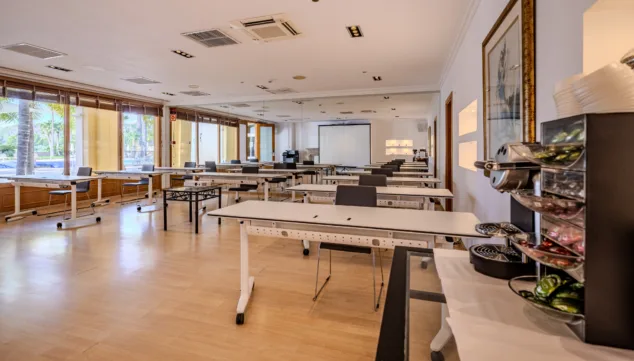Imagen: Moderna sala de oficina preparada para reuniones en Hotel Denia Marriott La Sella