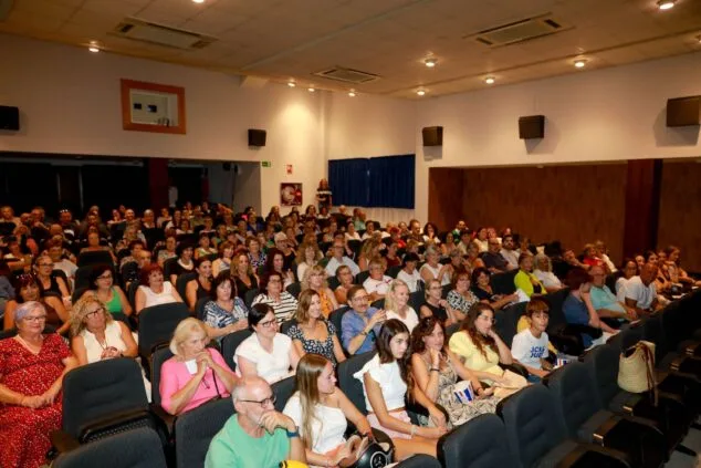 Imagen: Multitud de espectadores se concentran en el primer día
