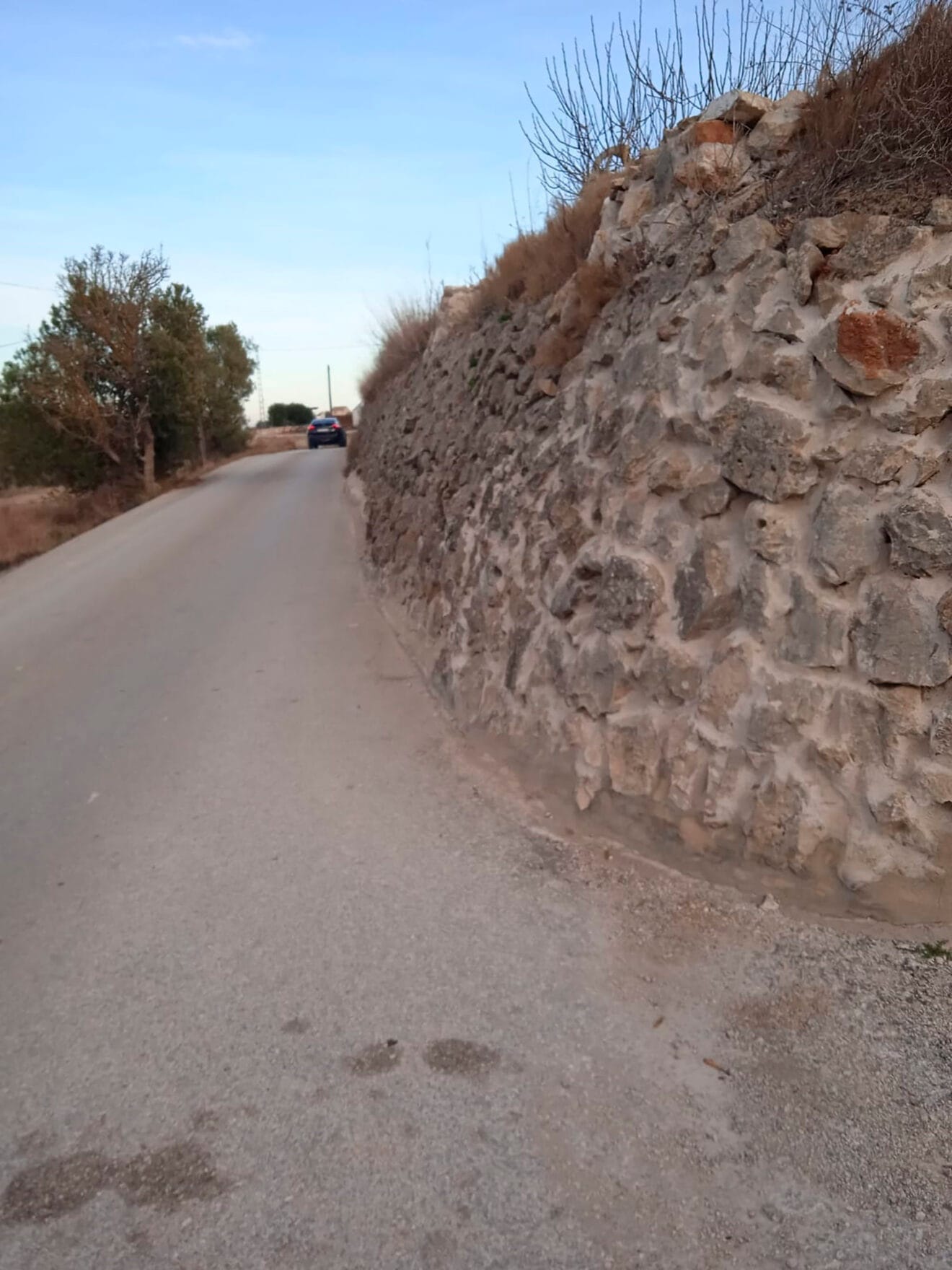 Mauer der Straße Abiar Alta in Teulada