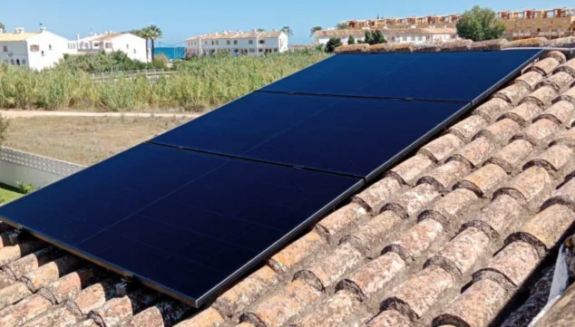 paneles solares instalados para conseguir la autosuficiencia energetica