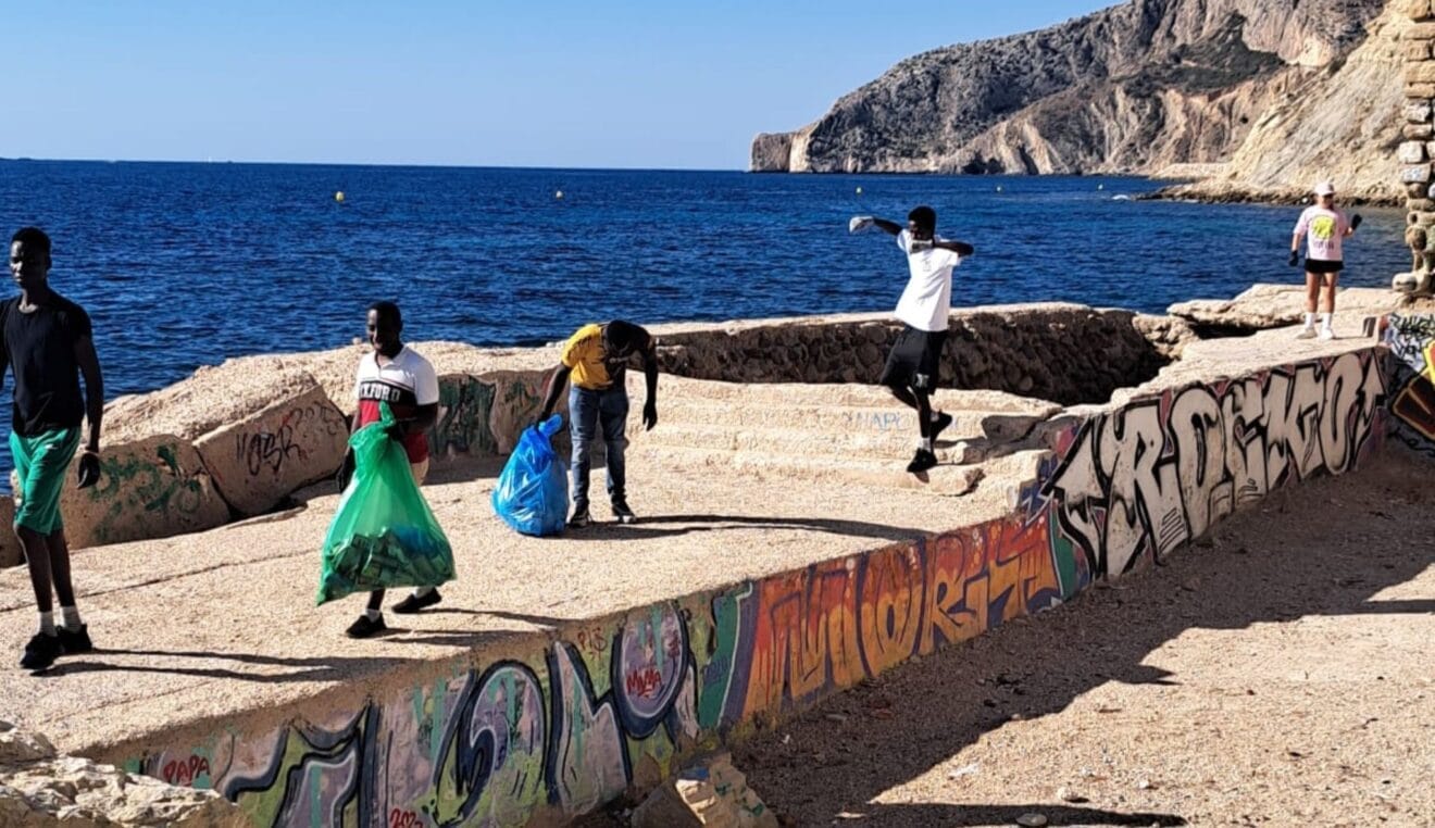Participantes recogiendo basuraleza en Calp