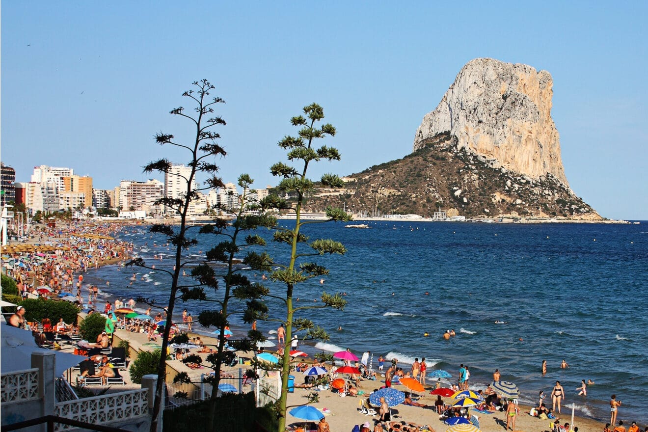 Der überfüllte Strand von Calp