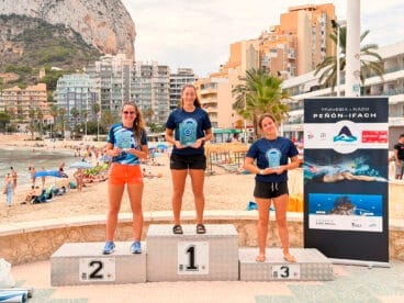 Podio de la categoría absoluta femenina del VIII Circuit d’Aigües Obertes de la Marina Alta 2025
