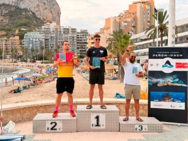 Podio de la categoría absoluta masculina del VIII Circuit d’Aigües Obertes de la Marina Alta 2025