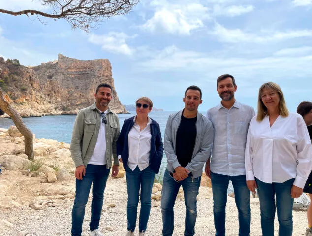 Imagen: Representantes municipales de Benitatxell con Alejandro Amenábar durante el rodaje de 'El cautivo'