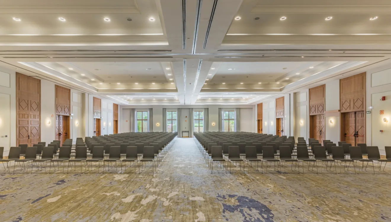 Sala de conferencias equipada para eventos corporativos en Hotel Denia Marriott La Sella