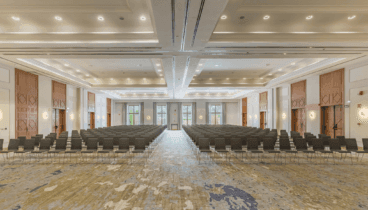 Sala de conferencias equipada para eventos corporativos en Hotel Denia Marriott La Sella