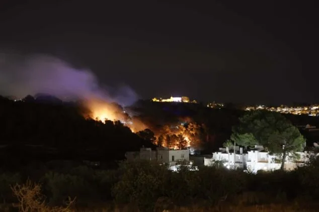 Imagen: Se declara un incendio en Calp | Foto Fran Martínez