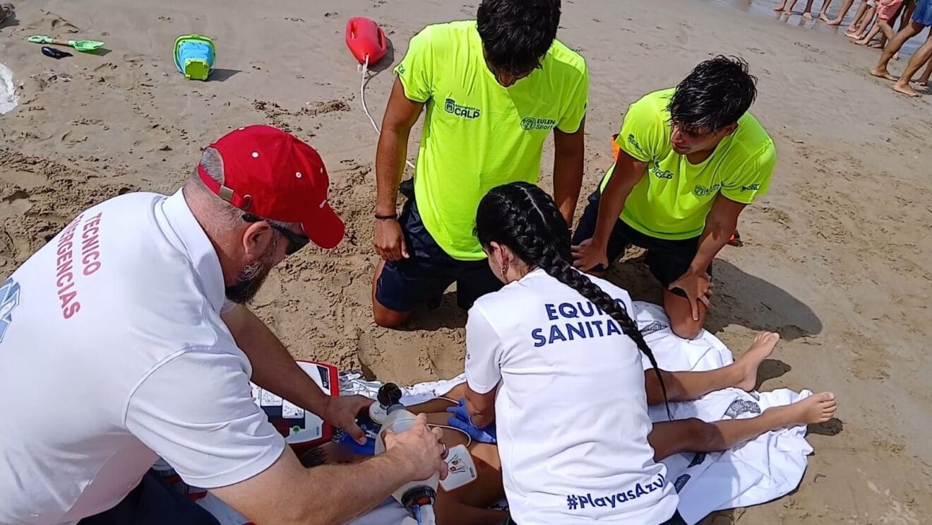 Atención sanitario en el simulacro de rescate en la playa de Cantal Roig