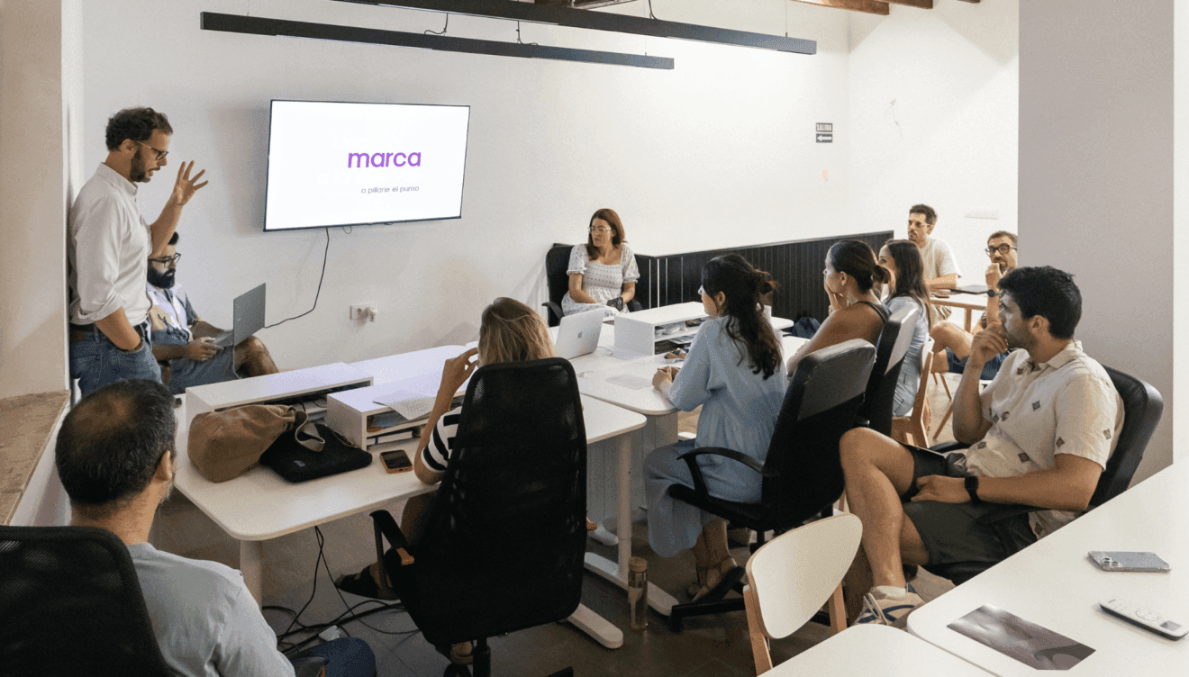 Todo al punto con estrategia diseño y emoción en una sola marca