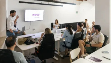 Todo al punto con estrategia diseño y emoción en una sola marca