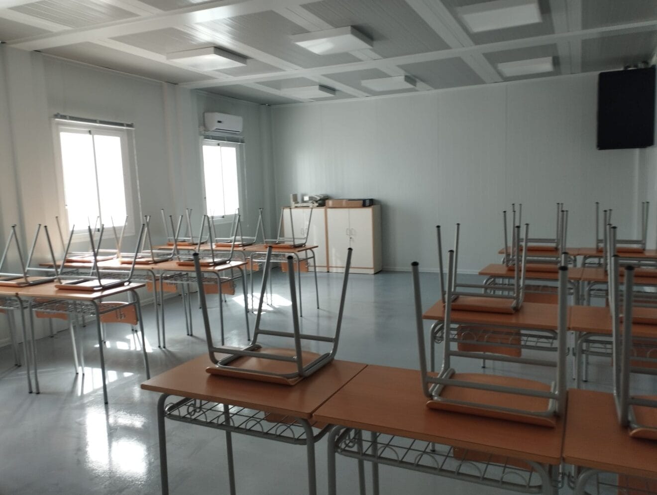 Un aula de un centro escolar de Calp sin alumnos